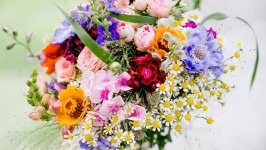 Bouquet colorato: Il bouquet da sposa perfetto per un matrimonio estivo