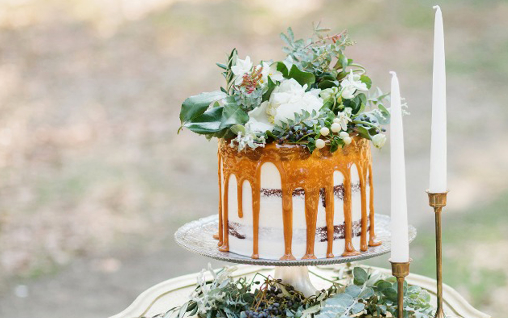 Un'idea originale e romantica: le decorazioni floreali per torte